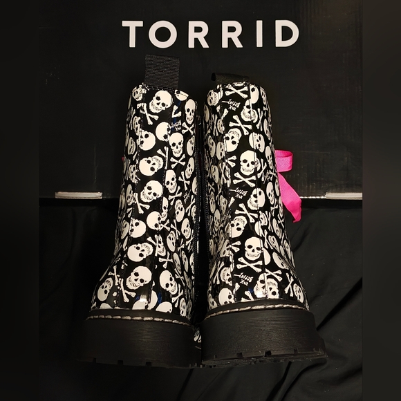 Torrid Betsy Johnson Combat Boot Black Skull Faux Patent Leather (WW) Size 11 - Picture 7 of 15